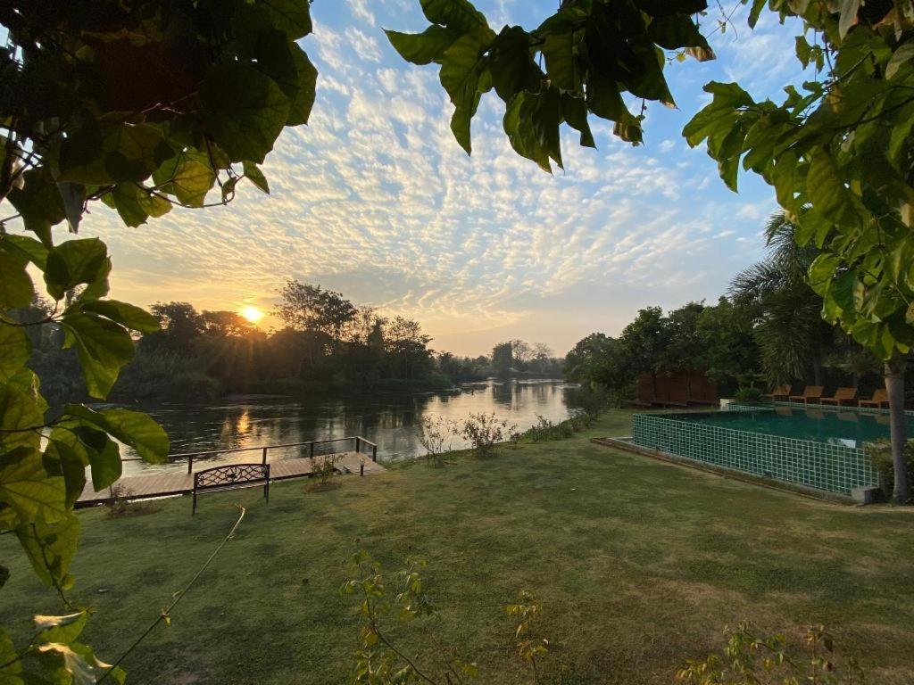 קנצ'נבורי Ruen Maihom Riverside Cottage מראה חיצוני תמונה