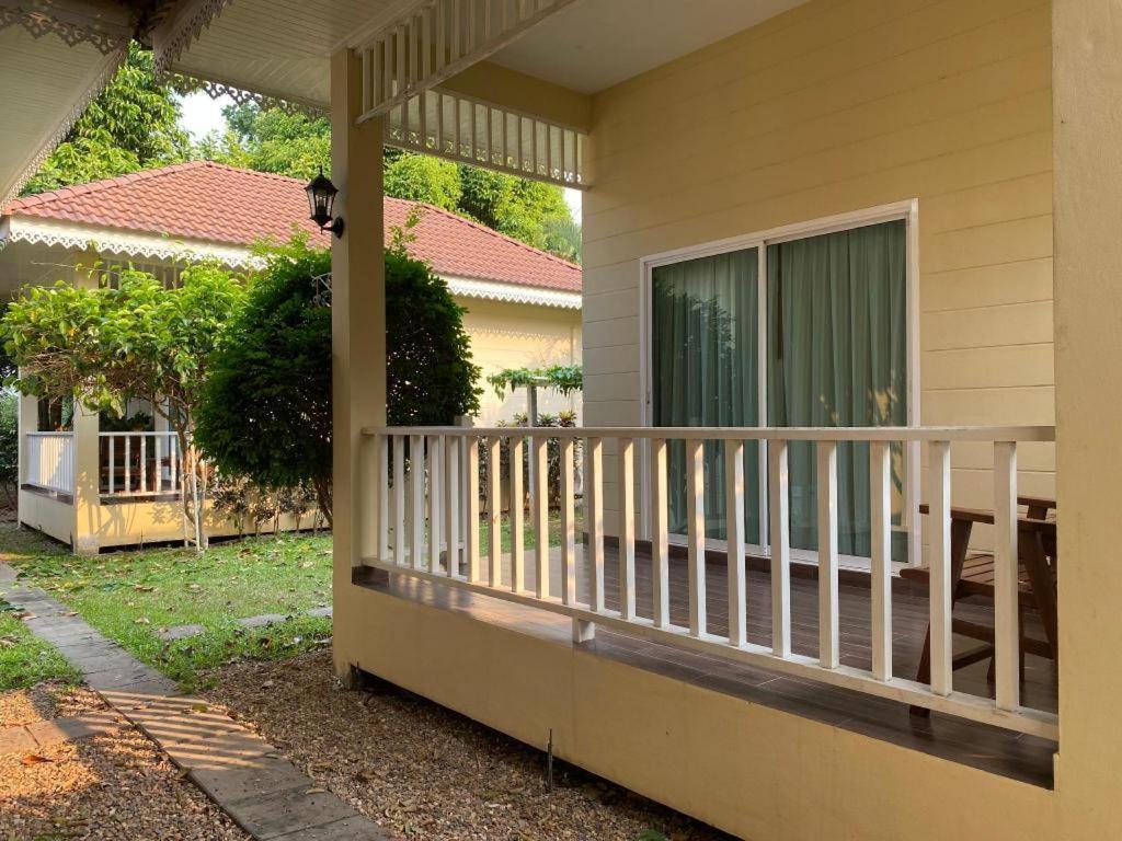 קנצ'נבורי Ruen Maihom Riverside Cottage מראה חיצוני תמונה